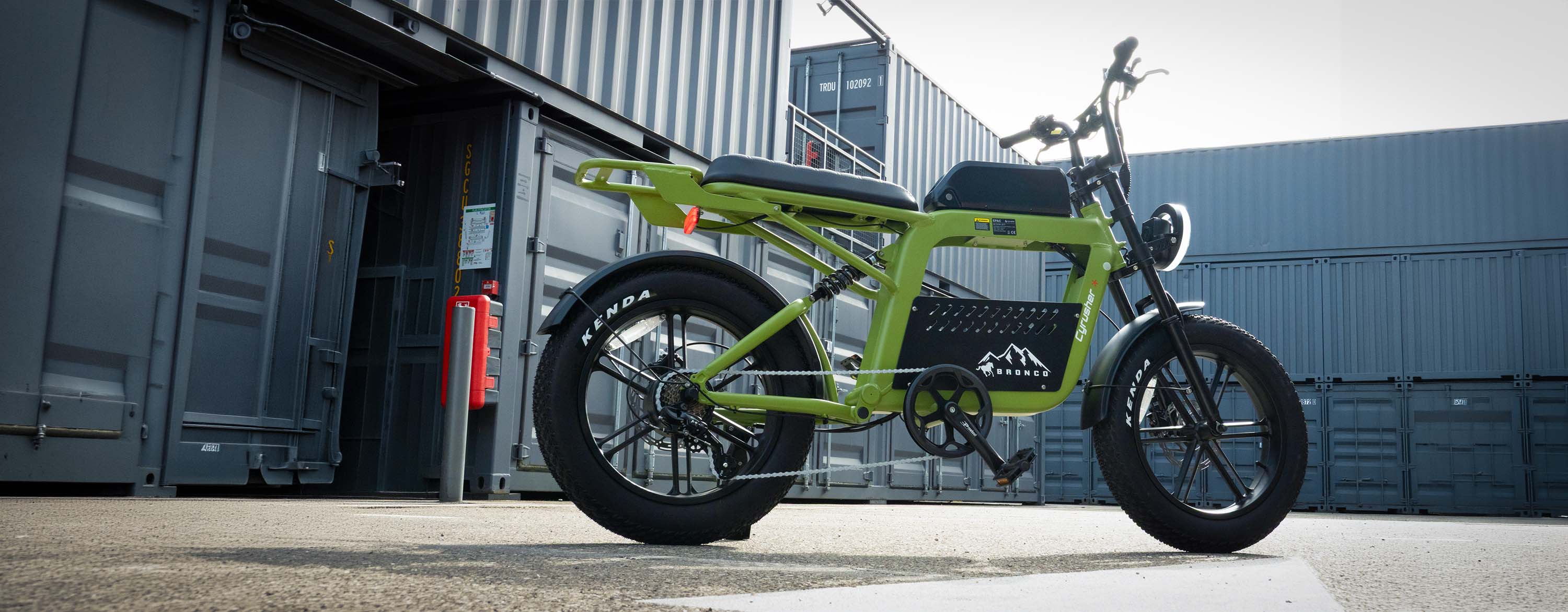 Style rétro. && Une puissance prête pour la rue.