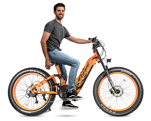 Person sitting alongside the Cyrusher Trax, vélo électrique tout-terrain pas à pas